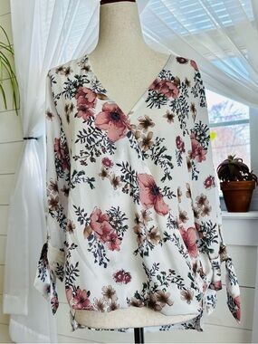West Kei surplice neck blouse. Cottagecore  floral print. NWT!
Size: Small